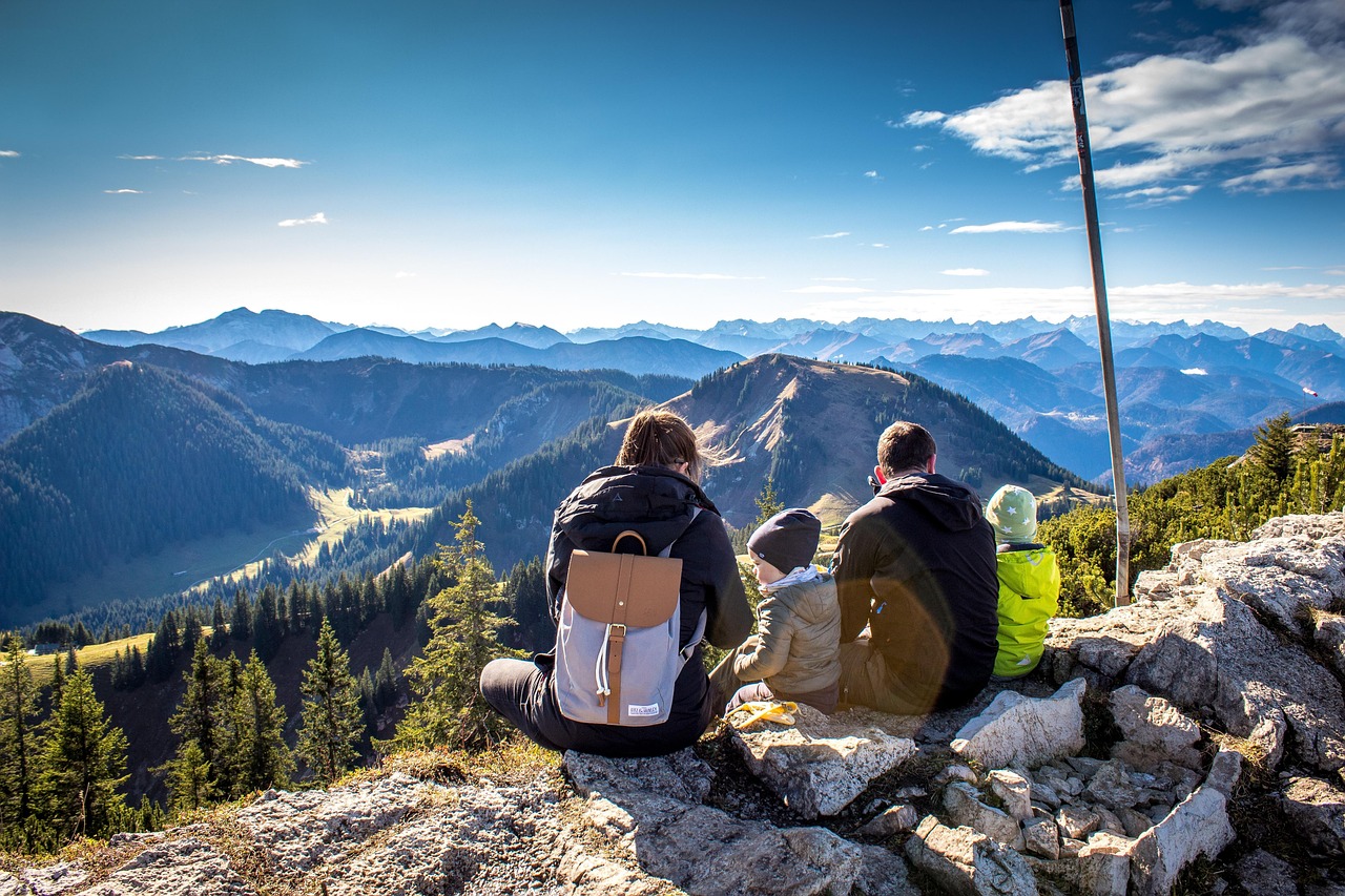 Moments inoubliables en famille autour du monde Famille en voyage découvrant une destination ensoleillée – séjour sur mesure pour petits et grands avec Link Mundo Studio.
