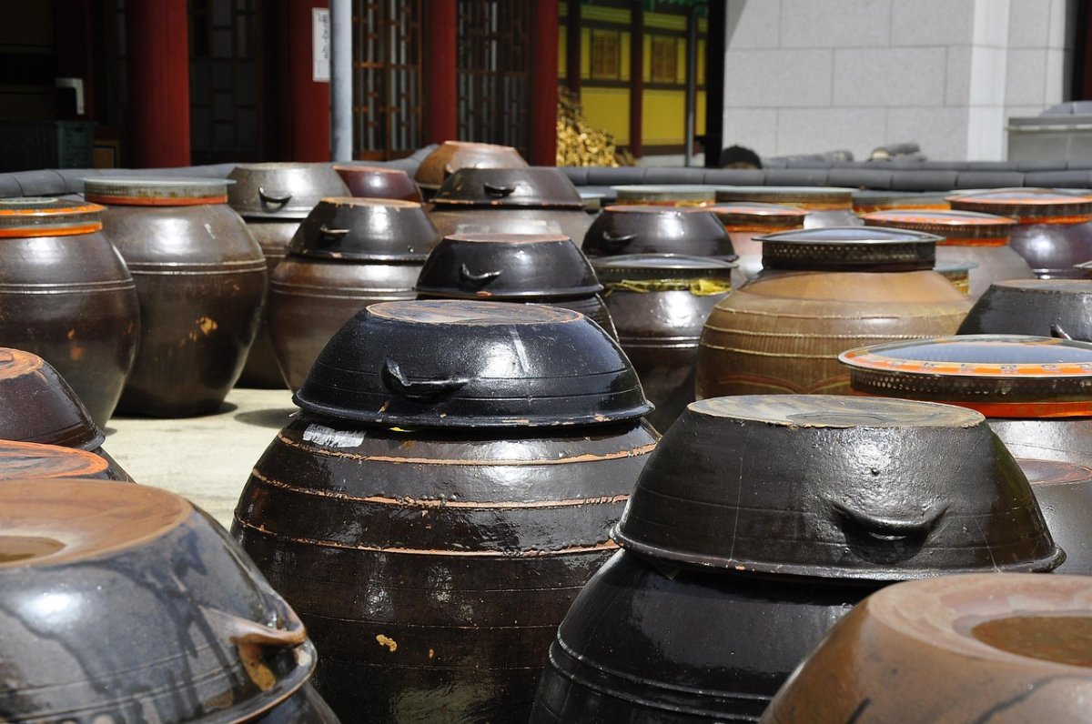 Les gardiennes du goût : les jarres Onggi Alignées en plein air, ces jarres en terre cuite, appelées onggi, sont utilisées depuis des siècles pour fermenter les aliments en Corée, dont le kimchi, le doenjang (pâte de soja) et le gochujang (pâte de piment). Leur porosité naturelle permet une fermentation lente et contrôlée, essentielle au développement des arômes profonds.