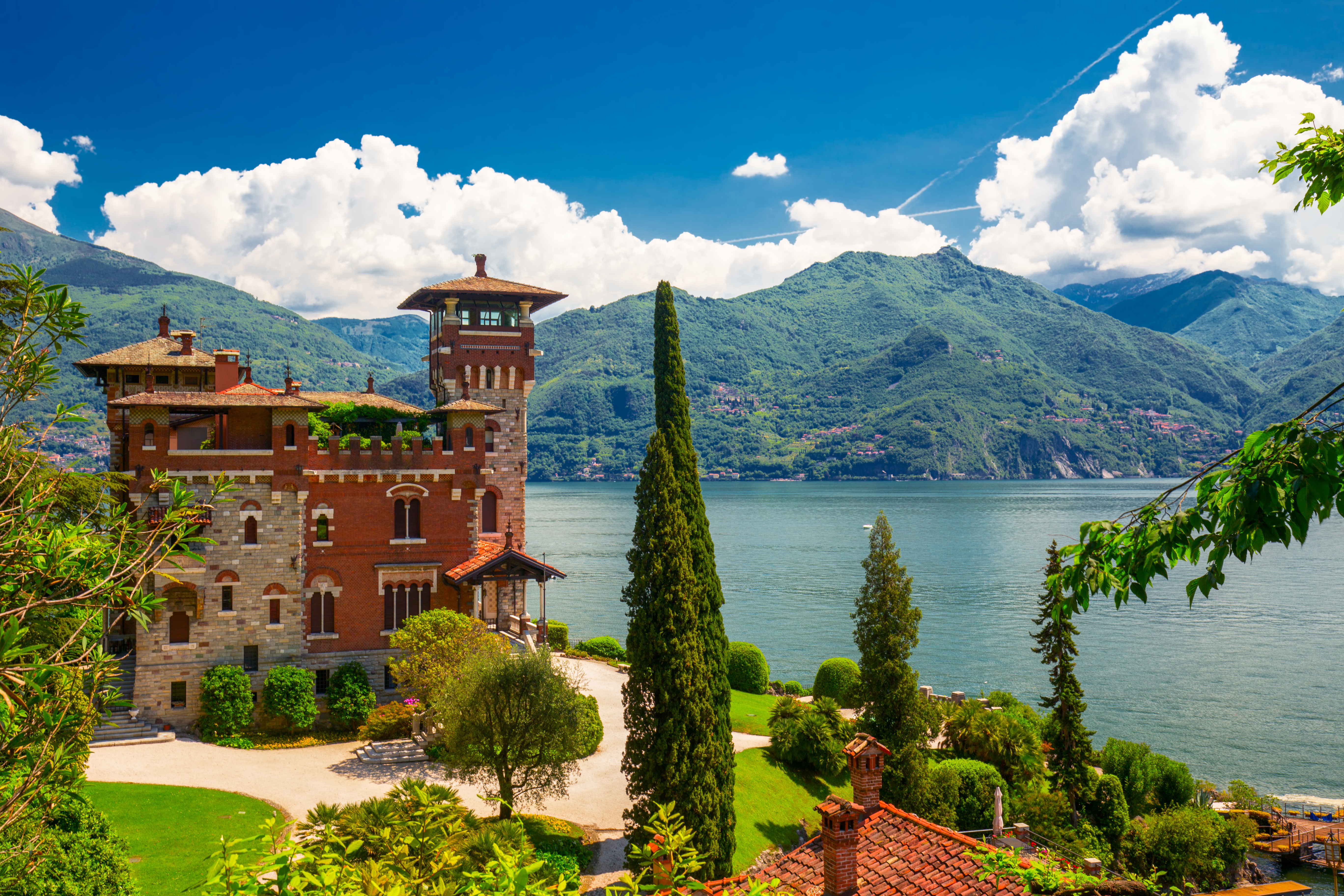Villa de Rêve au Bord du Lac de Côme Découvrez l'élégance intemporelle d'une villa sur les rives du lac de Côme. Architecture noble, nature luxuriante et panorama alpin pour une escapade exclusive en Italie.