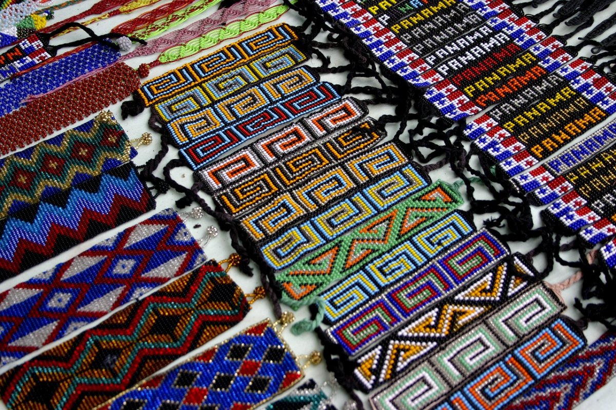 Perles de mémoire : artisanat kuna Gros plan sur des bracelets en perles tissées à la main, aux motifs colorés géométriques, vendus comme souvenirs culturels par les Kunas.