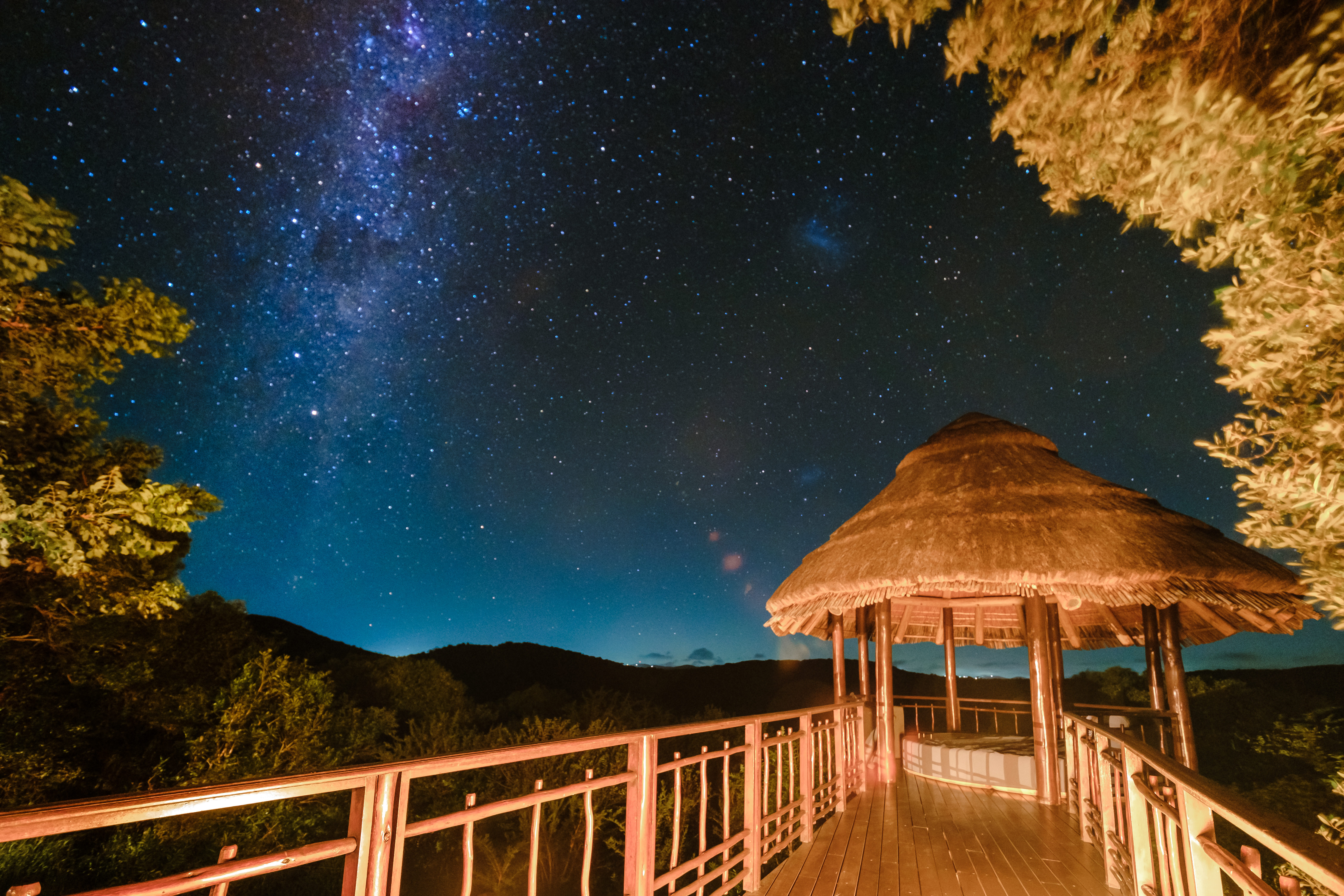 Safari Nocturne sous un Ciel Étoilé Un lodge isolé au cœur de la nature pour contempler les étoiles, loin de toute pollution lumineuse. Une parenthèse magique au plus près du ciel.