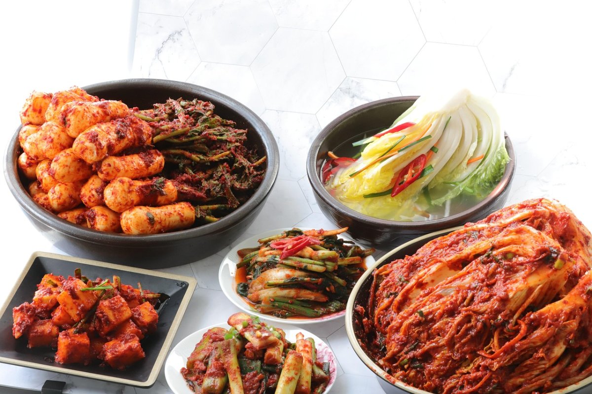 Le royaume du kimchi : une diversité méconnue Une composition généreuse réunissant plusieurs types de kimchi : au chou, au radis, à l’oignon vert, et même en saumure blanche (baek kimchi). Parfait pour montrer que le kimchi ne se limite pas à une seule recette, mais représente un univers culinaire riche et vivant.
