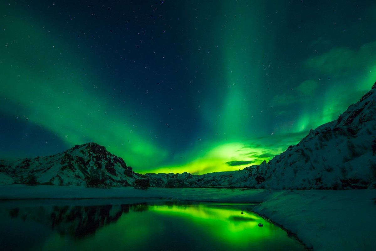 Aurores boréales au Canada – Voyage nature et écotourisme hivernal Observation des aurores boréales dans les grands espaces enneigés du Québec, entre aventure hivernale et immersion en nature.