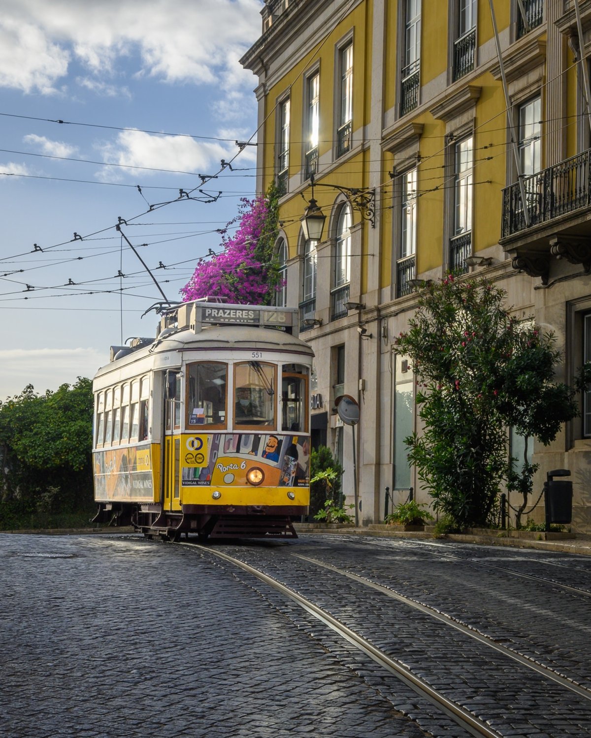 Tramway traditionnel dans les rues de Lisbonne Tramway jaune historique circulant dans les rues pavées de Lisbonne, symbole de voyage en famille ou entre amis au Portugal