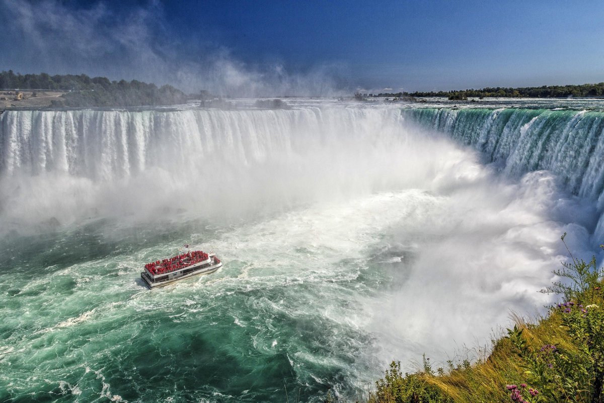 Évasion grandiose aux portes de Toronto Le bateau touristique Maid of the Mist s’approche des impressionnantes chutes du Niagara, enveloppé par les embruns.