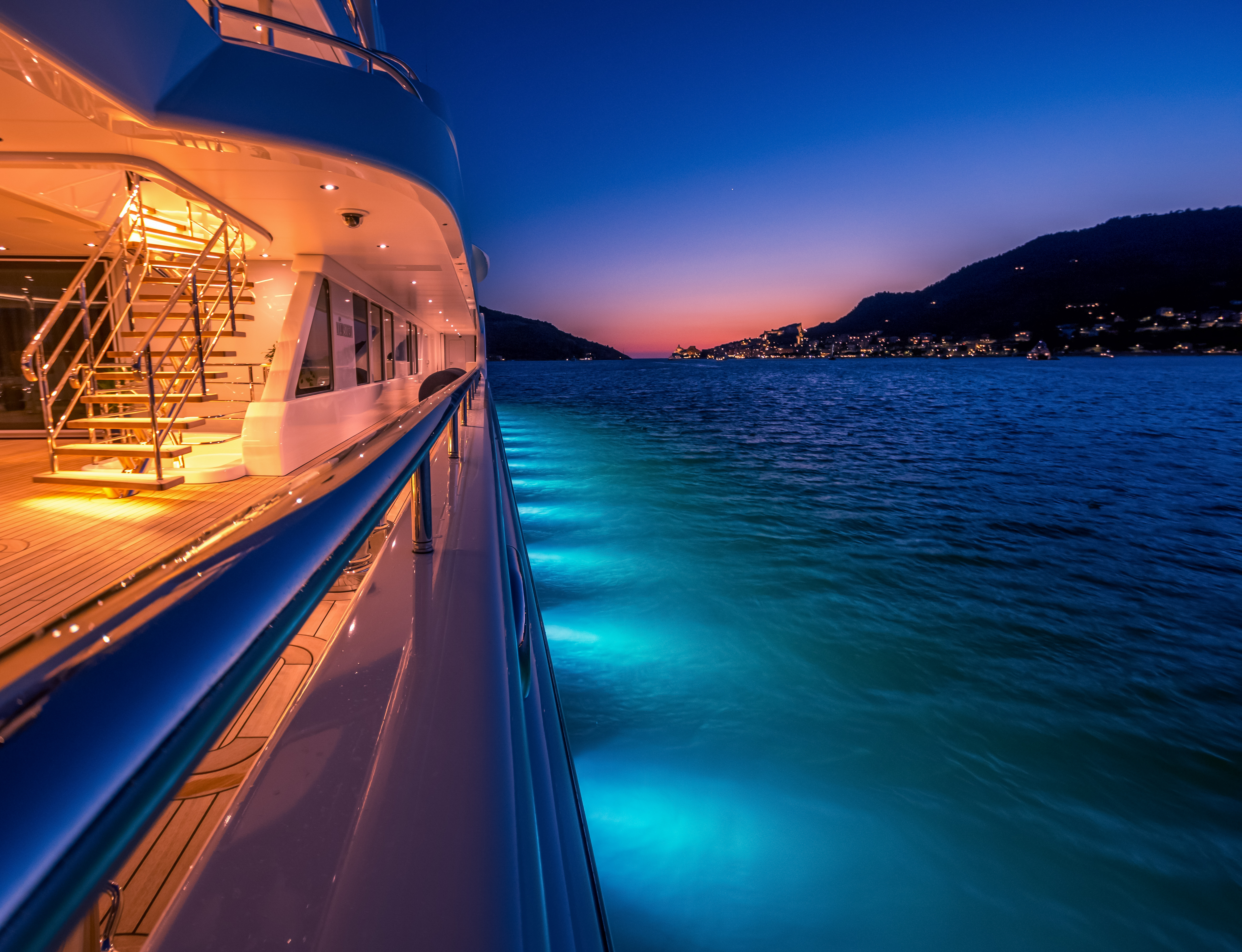 Croisière Privée au Coucher du Soleil Naviguez en toute intimité sur un yacht de luxe, baigné par les lueurs dorées du crépuscule. L’expérience ultime du raffinement sur l’eau.
